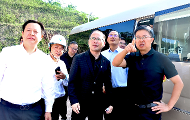宜賓市南溪區(qū)委書記、南溪經(jīng)開區(qū)黨工委書記劉剛率隊調(diào)研遠東宜賓智能產(chǎn)業(yè)園